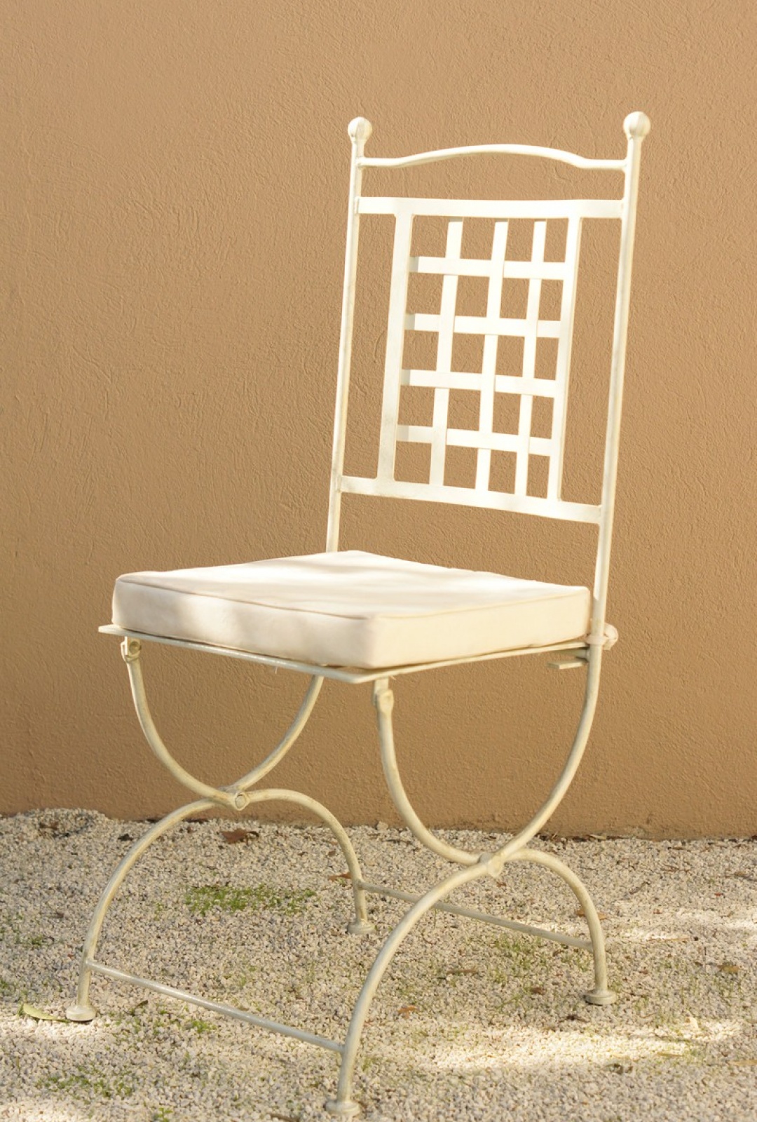 Chaise en fer forgé provençale blanche avec coussin