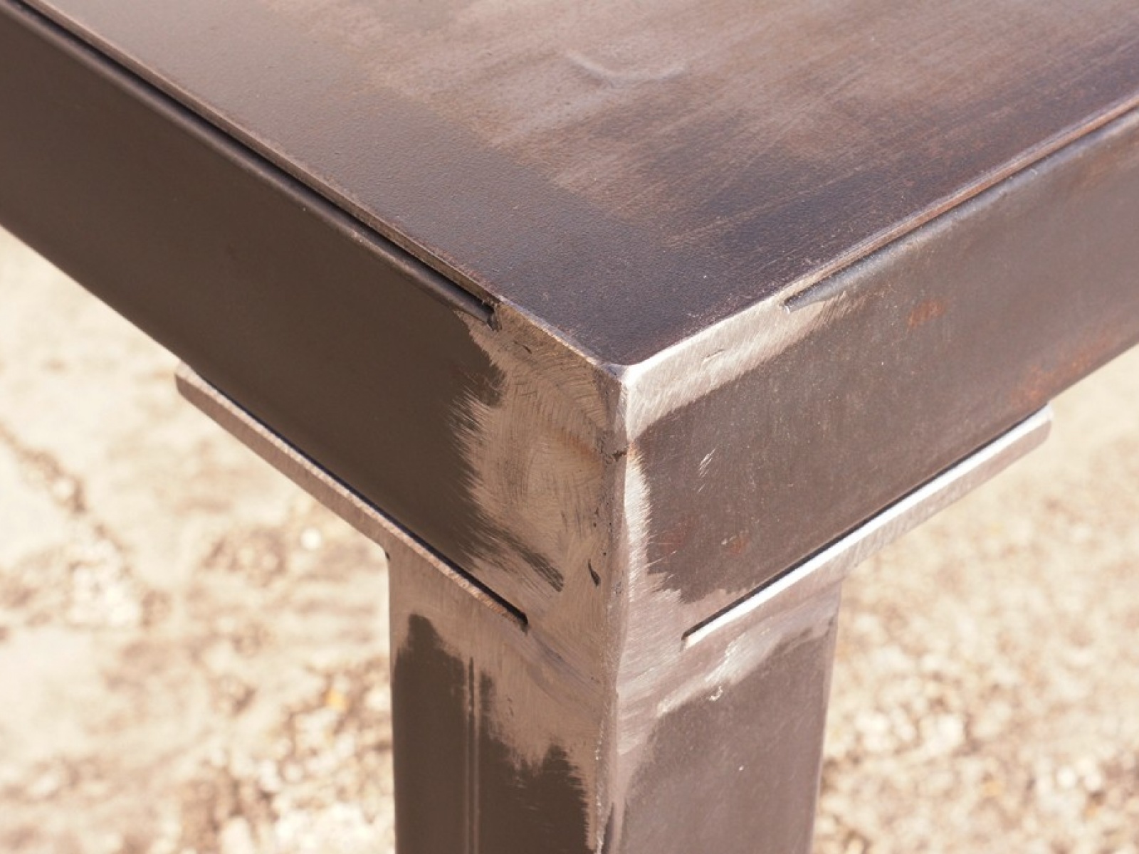 Angle de table en fer style industriel