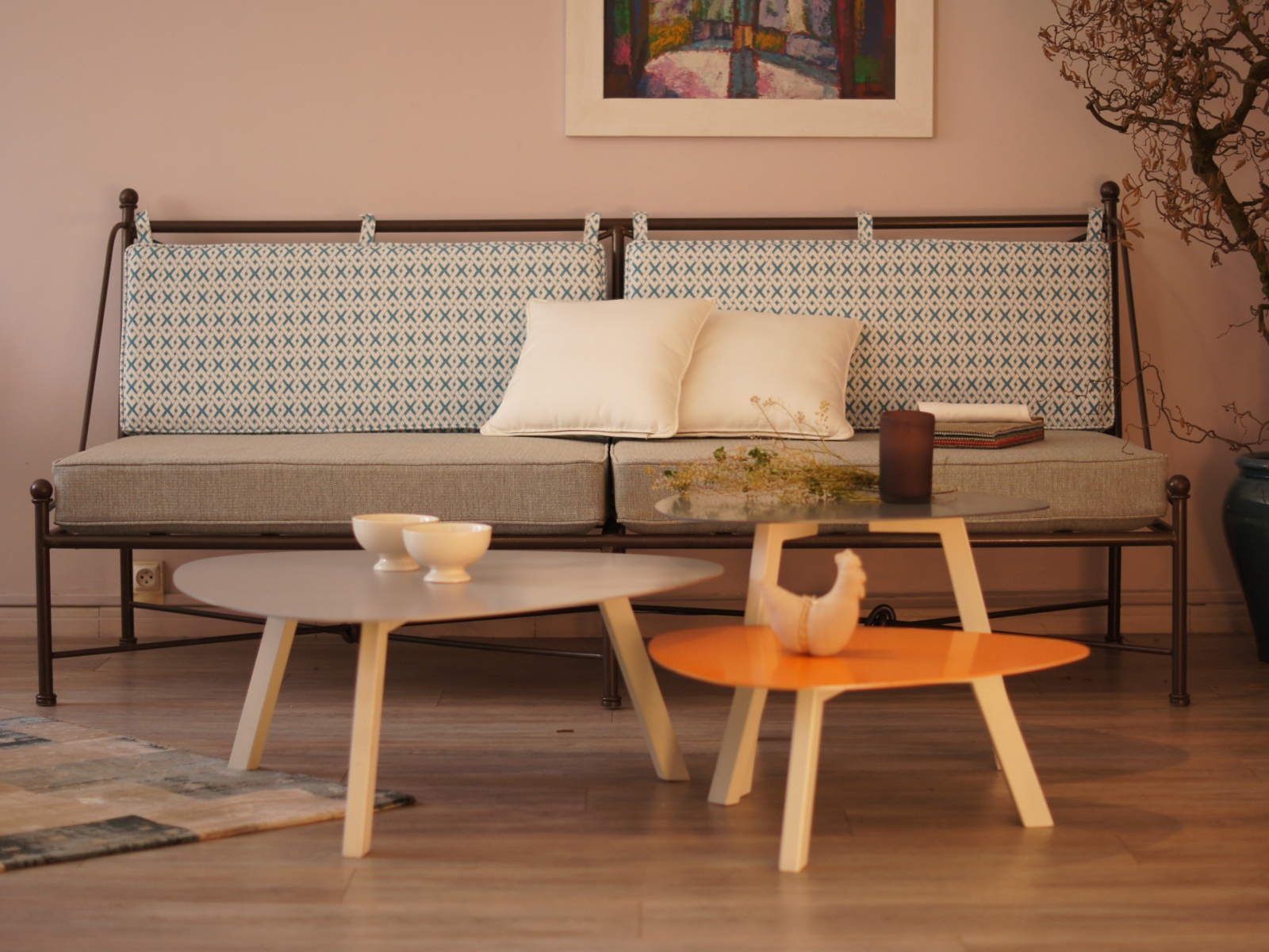 Canapé en fer forgé de style provençal avec table basse