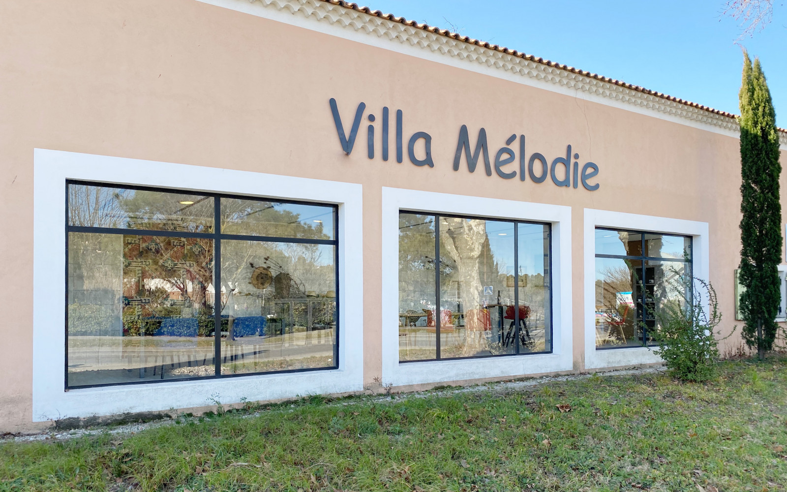 Façade de la boutique Villa Mélodie, les vitrines côté route