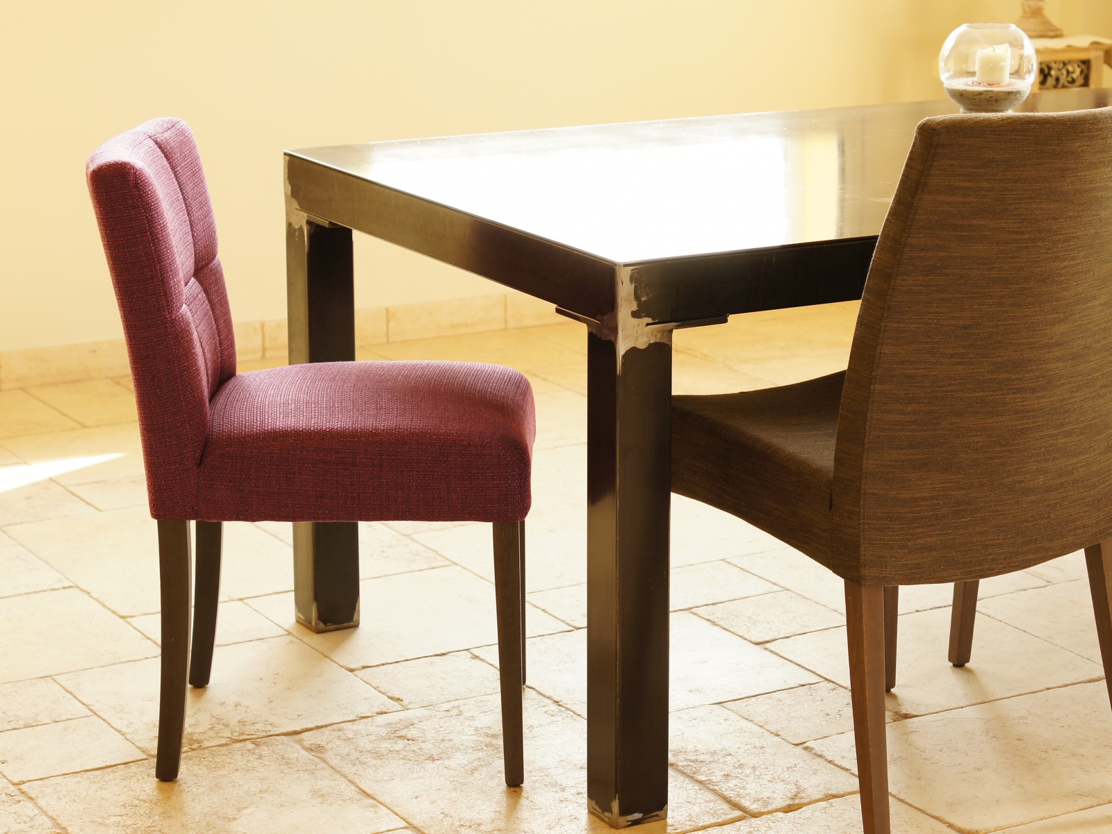 Table métal et chaises en tissu style contemporain