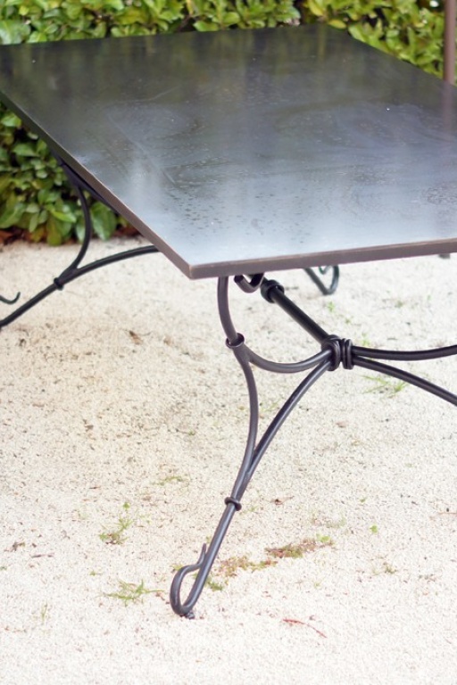 Table en fer forgé avec plateau métal