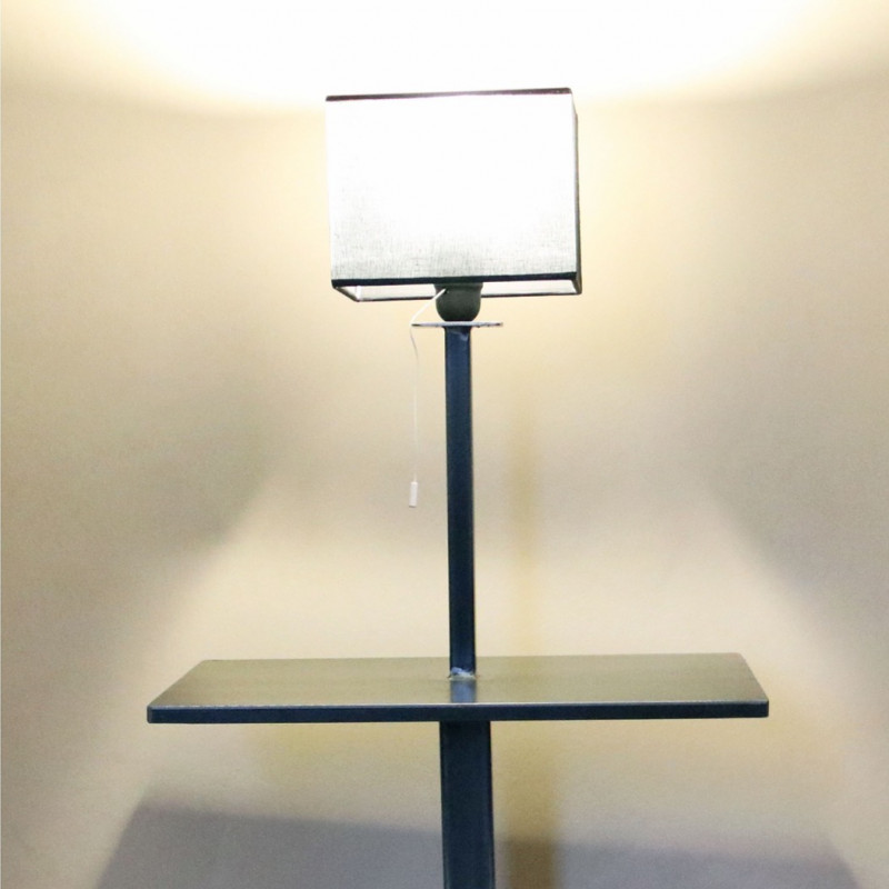 Table de nuit & lampe de style industriel