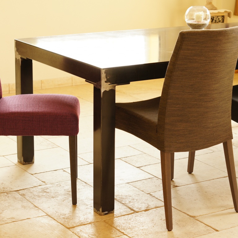 Table métal et chaises en tissu style contemporain