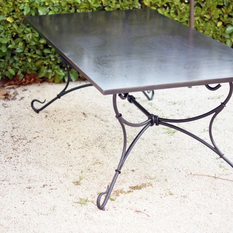 Table en fer forgé avec plateau métal